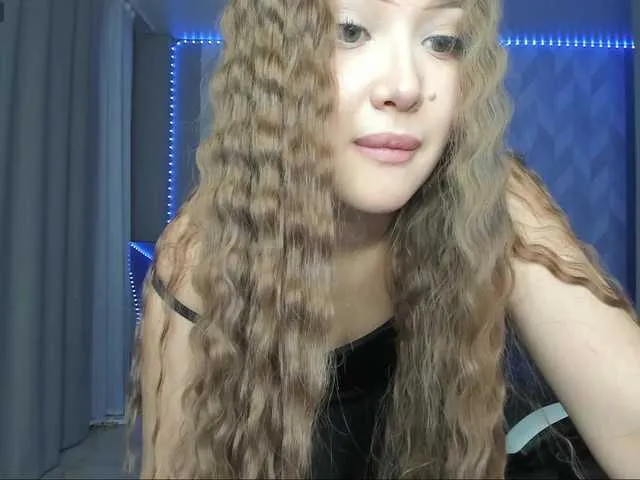 Live sex webcam photo for Emi-Emi #290993275