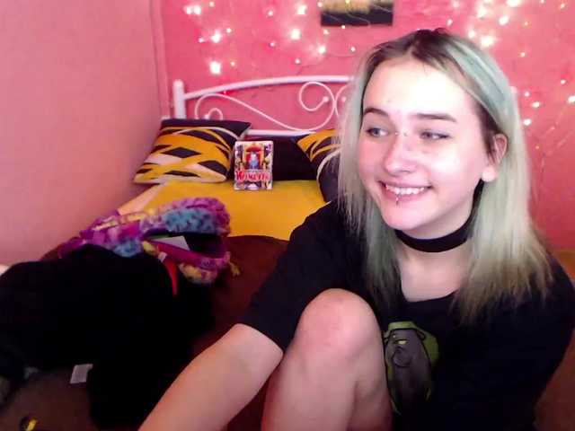 Live sex webcam photo for EmiElfy #272356868