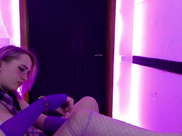 Live sex webcam photo for EmiElfy #273021073