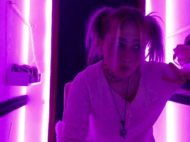 Live sex webcam photo for EmiElfy #273061250