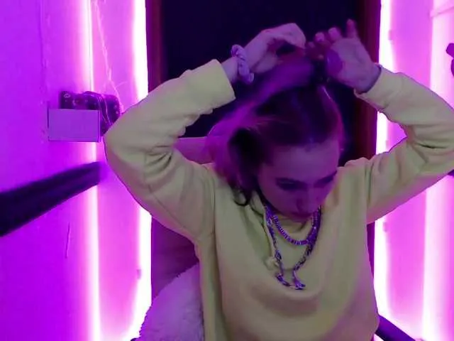 Live sex webcam photo for EmiElfy #273072186