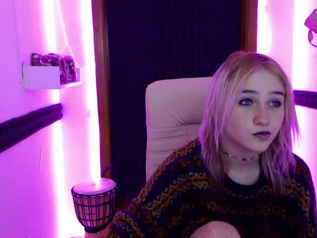 Live sex webcam photo for EmiElfy #273114784