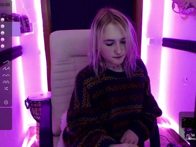 Live sex webcam photo for EmiElfy #273116951