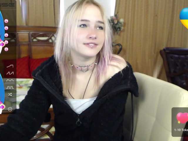 Live sex webcam photo for EmiElfy #273125304