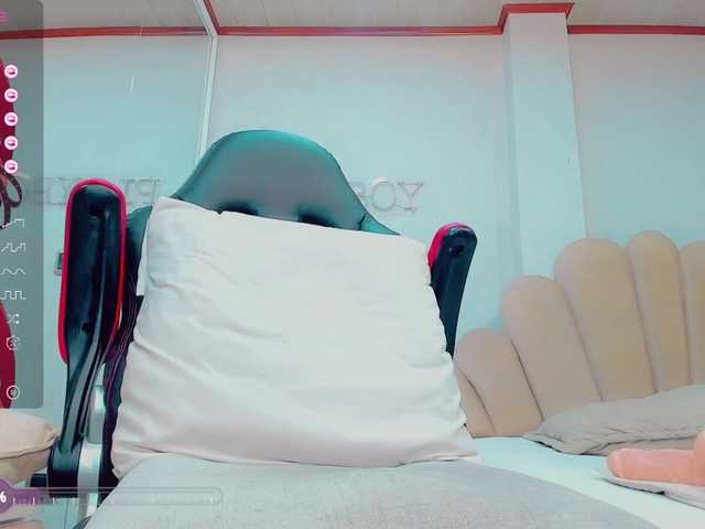 Live sex webcam photo for EmiilySaenzz #290036181