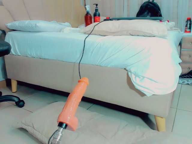 Live sex webcam photo for EmiilySaenzz #290441097