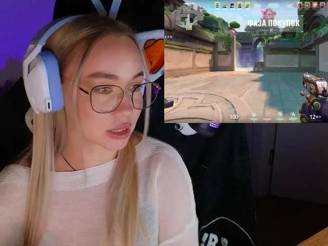 Live sex webcam photo for Emili1- #291320915