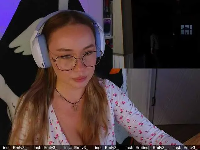 Live sex webcam photo for Emili1- #292256711