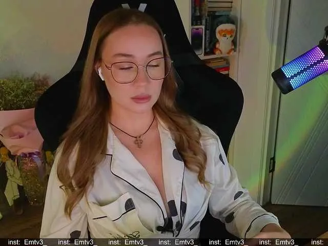 Live sex webcam photo for Emili1- #292388743