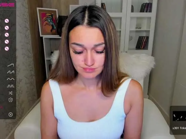 Live sex webcam photo for EmiliQueen #275433780