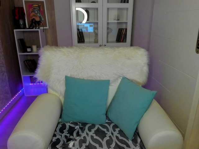 Live sex webcam photo for EmiliQueen #275980442