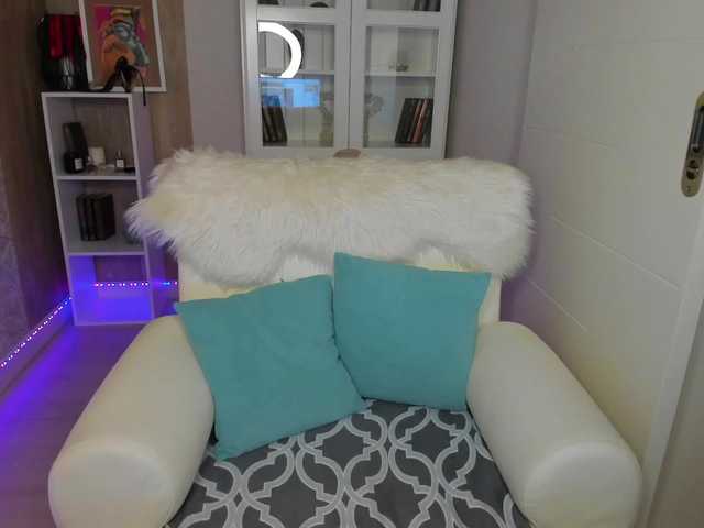 Live sex webcam photo for EmiliQueen #276079652