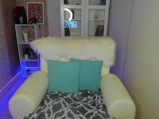 Live sex webcam photo for EmiliQueen #276197256