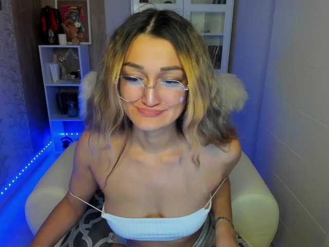 Live sex webcam photo for EmiliQueen #276297547