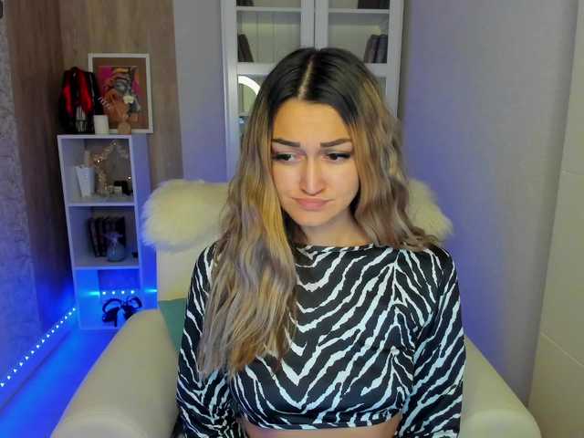 Live sex webcam photo for EmiliQueen #276309638