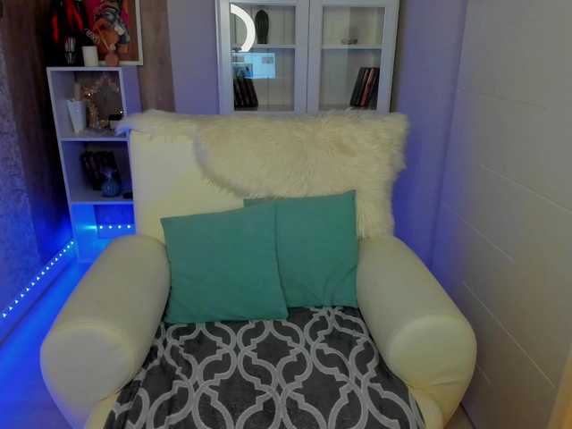 Live sex webcam photo for EmiliQueen #276391104