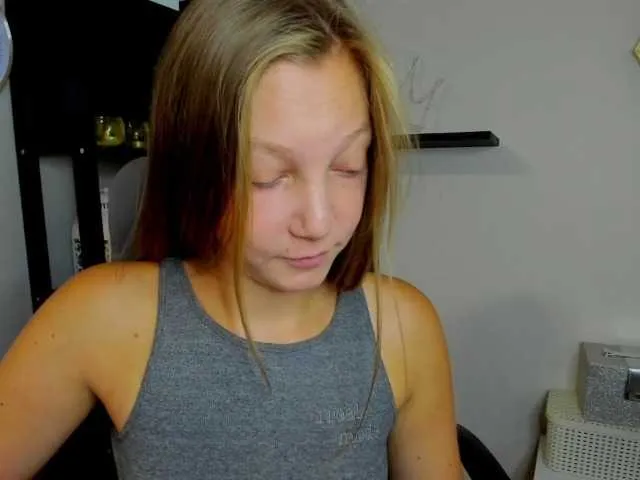 Live sex webcam photo for EmillyExtasy #276209292