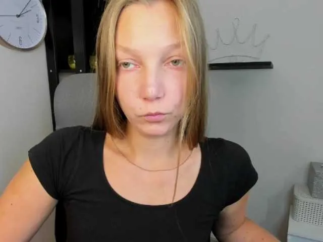 Live sex webcam photo for EmillyExtasy #276402990