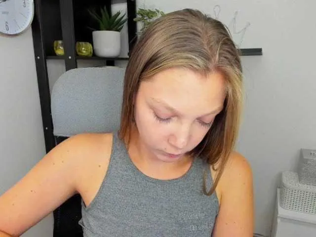 Live sex webcam photo for EmillyExtasy #276523583