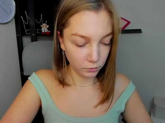 Live sex webcam photo for EmillyExtasy #277010231