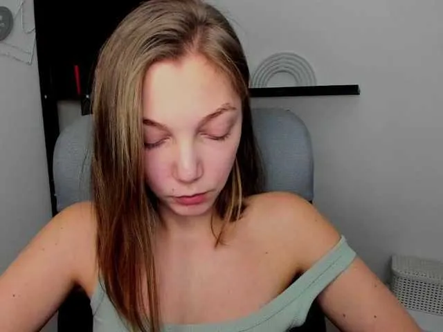 Live sex webcam photo for EmillyExtasy #277422844