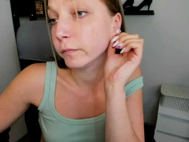 Live sex webcam photo for EmillyExtasy #277906392