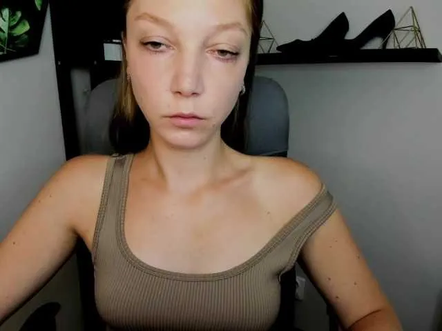 Live sex webcam photo for EmillyExtasy #277995982
