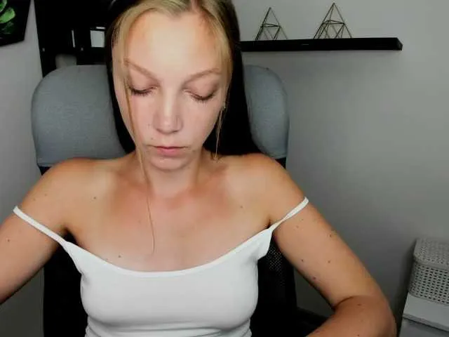 Live sex webcam photo for EmillyExtasy #278005281