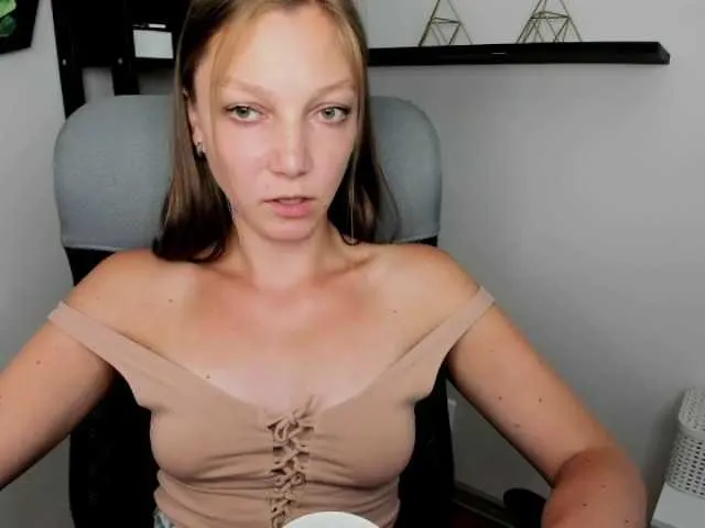 Live sex webcam photo for EmillyExtasy #278012362