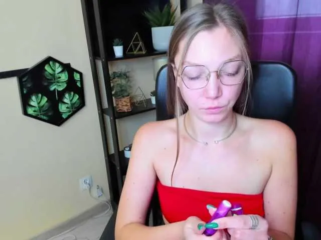 Live sex webcam photo for EmillyExtasy #290353261