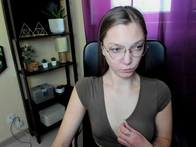 Live sex webcam photo for EmillyExtasy #290702351