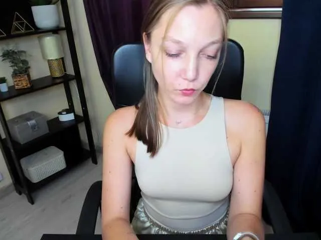 Live sex webcam photo for EmillyExtasy #291410682