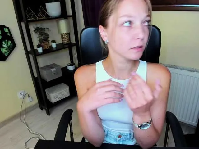 Live sex webcam photo for EmillyExtasy #291804344