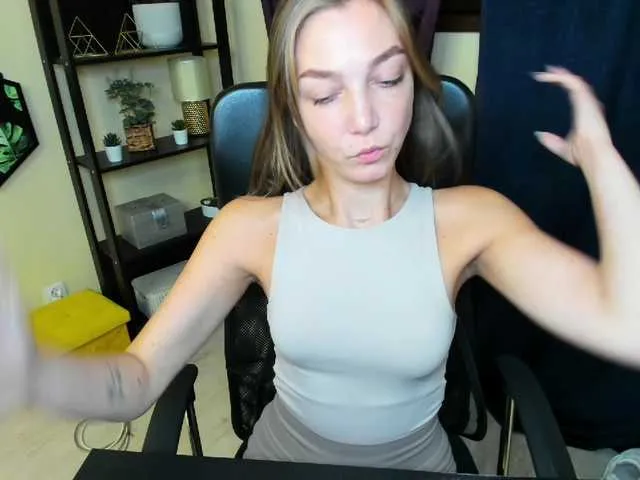 Live sex webcam photo for EmillyExtasy #291981772