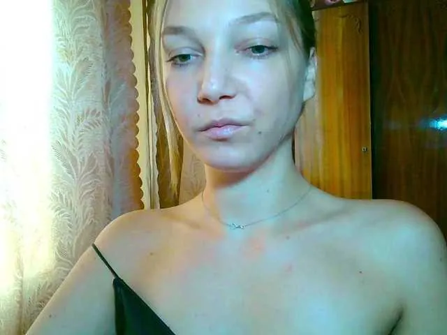 Live sex webcam photo for EmillyExtasy #292368679