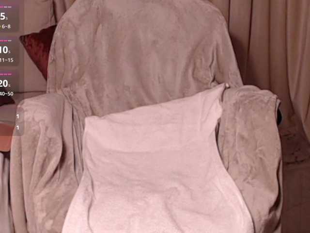 Live sex webcam photo for EmillyGreen1 #290311682