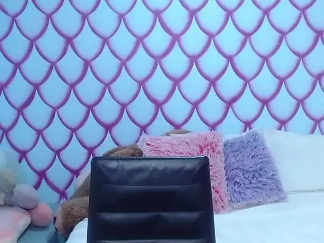 Live sex webcam photo for Emily-77 #272792790