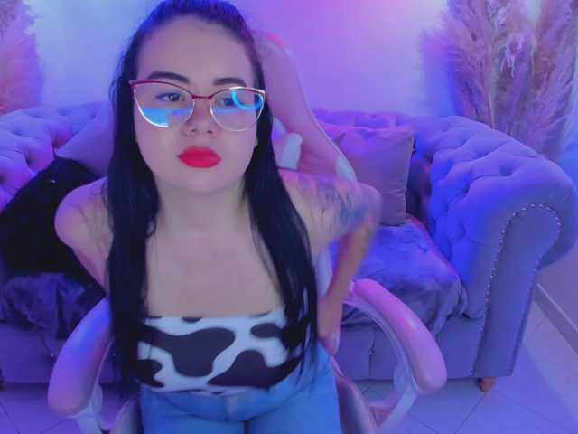 Live sex webcam photo for Emily-Evans-Royal #275506473