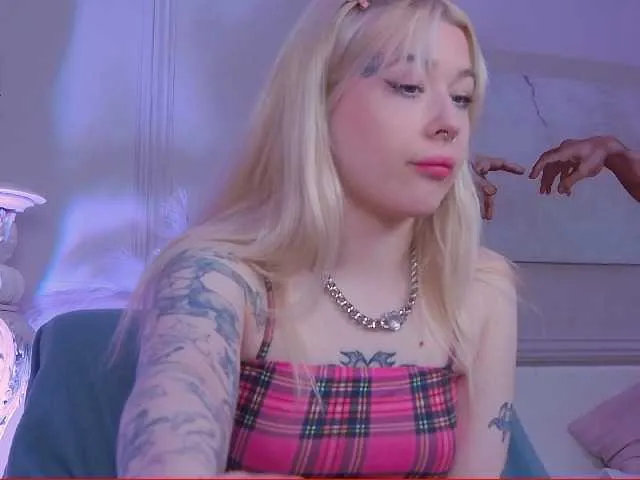 Live sex webcam photo for Emily-Willi2 #273526209