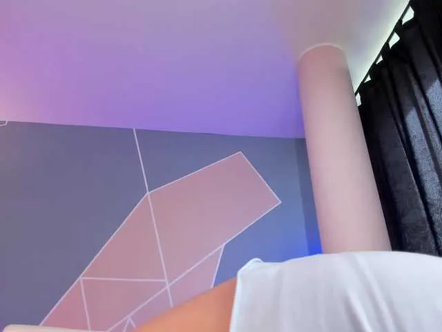 Live sex webcam photo for EmilyBenz1 #272372334