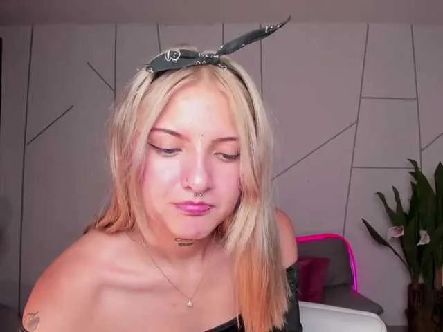 Live sex webcam photo for EmilyBenz1 #272671985