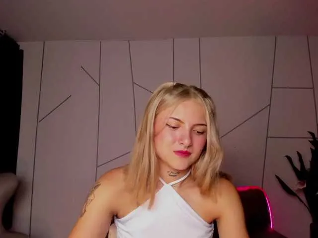 Live sex webcam photo for EmilyBenz1 #272683326