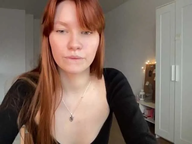 Live sex webcam photo for EmilyBr0wn #272122271