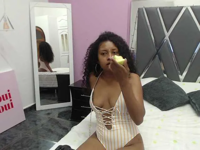 Live sex webcam photo for EmilyFoxy #275551972