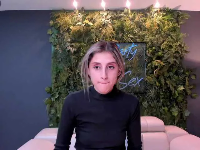 Live sex webcam photo for EmilyGraham #272596369