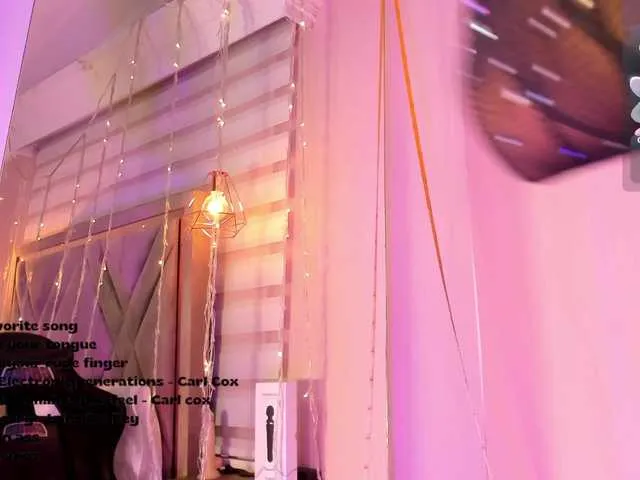 Live sex webcam photo for EmilyJhons #290373310