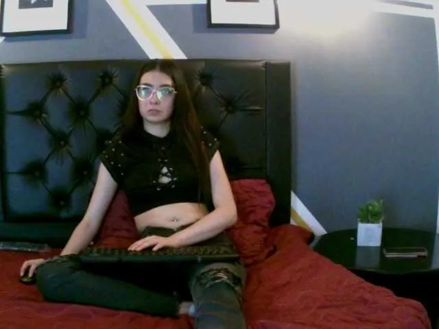 Live sex webcam photo for EmilyMK #275907773