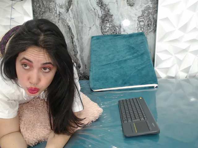 Live sex webcam photo for EmilyMadrid #275639441