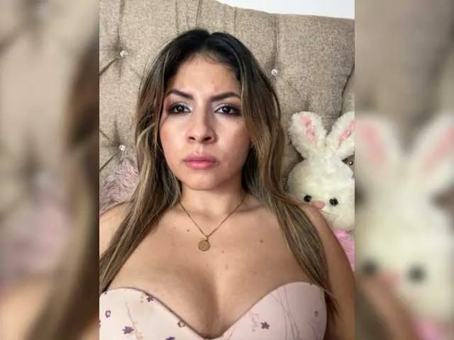 Live sex webcam photo for EmilyMerbu #278105235
