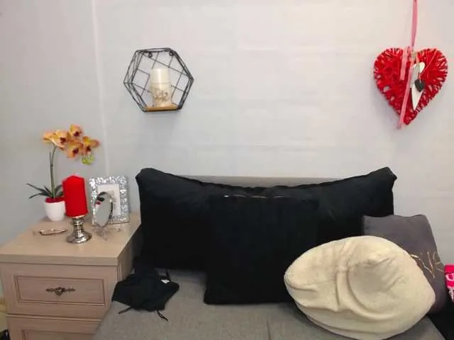 Live sex webcam photo for EmilyQueen #271982909